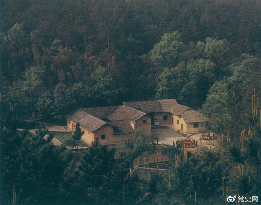 毛澤東故居&mdash;&mdash;湖南省湘潭縣韶山?jīng)_上屋場(chǎng)。1893年12月26日，毛澤東在這里誕生。