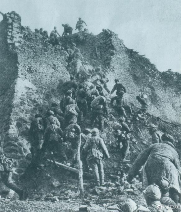 1948年12月，人民解放軍向新保安守敵發(fā)起攻擊。這是解放軍戰(zhàn)士登上新保安城頭。 